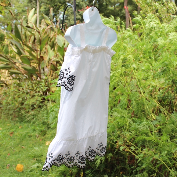 Vineyard Vines Off-Shoulder White Dress with Navy Embroidery - Picture 5 of 8